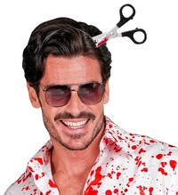 Čelenka s krvavými nožnicami v hlave