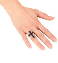 Čierny prsteň s krížom