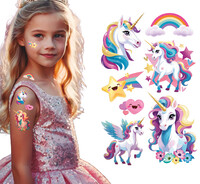 Dievča tetovanie jednorožcov