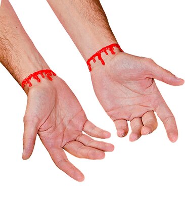 Sada náramkov, z ktorých kvapká krv