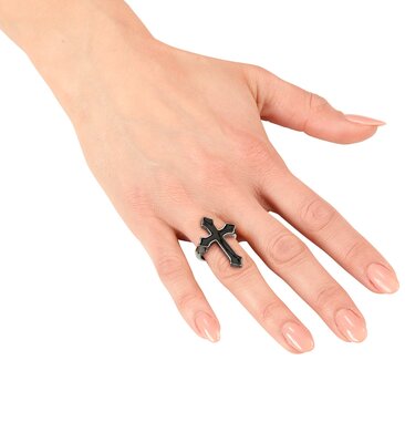 Čierny prsteň s krížom